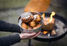 Miska domowych holenderskich oliebollen trzymana przy ognisku
