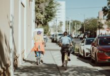 Kultura rowerowa w Holandii niepisane zasady, gesty i etykieta na ścieżkach Dwóch rowerzystów jadących przez miasto w słoneczny dzień