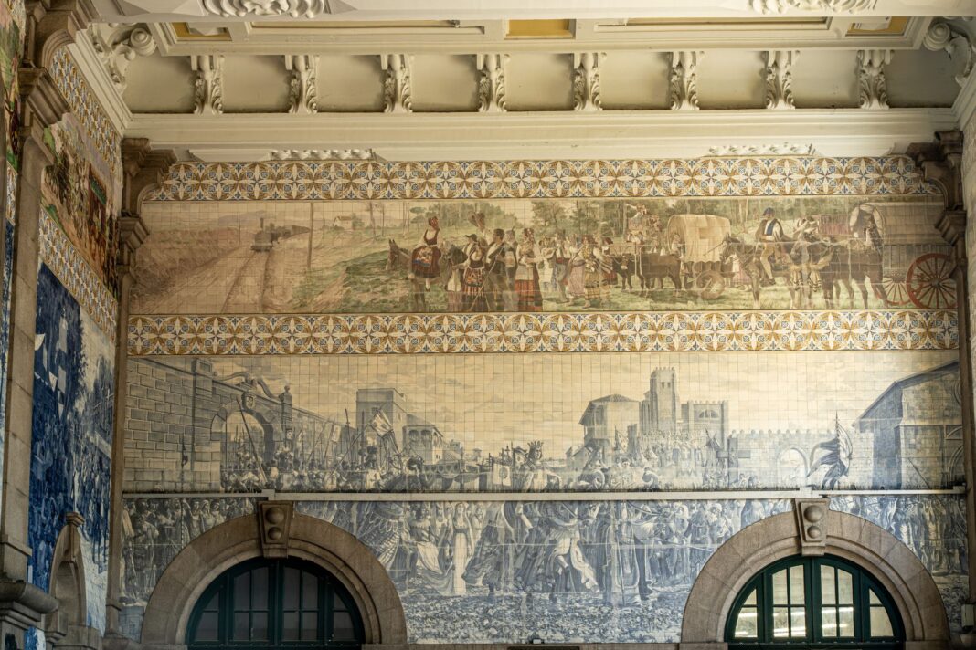 Misterny mural z azulejos z historycznymi scenami na dworcu São Bento