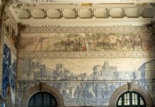 Sztuka na dworcach kolejowych w Holandii murale mozaiki i współczesne instalacje Misterny mural z azulejos z historycznymi scenami na dworcu São Bento