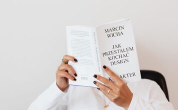 Kobieta w białej koszuli